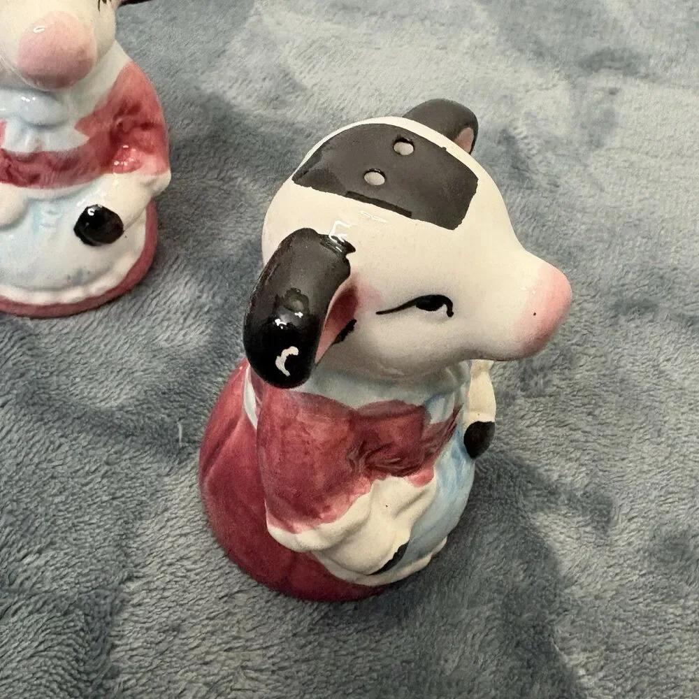 VINTAGE COW SALT and PEPPER SHAKER SET FARM HOUSE DECOR